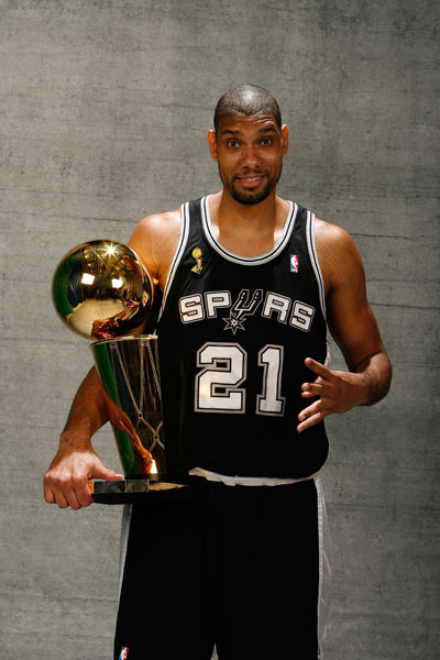 最快百球先生！哈兰德领取英超100球纪念球（哈兰德创英超百球最快纪录，获颁百球纪念球）