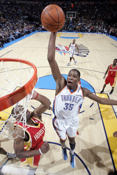 CBA俱乐部杯广厦击败天津 塔克飞身暴扣（CBA俱乐部杯：广厦力克天津 塔克上演飞身暴扣）