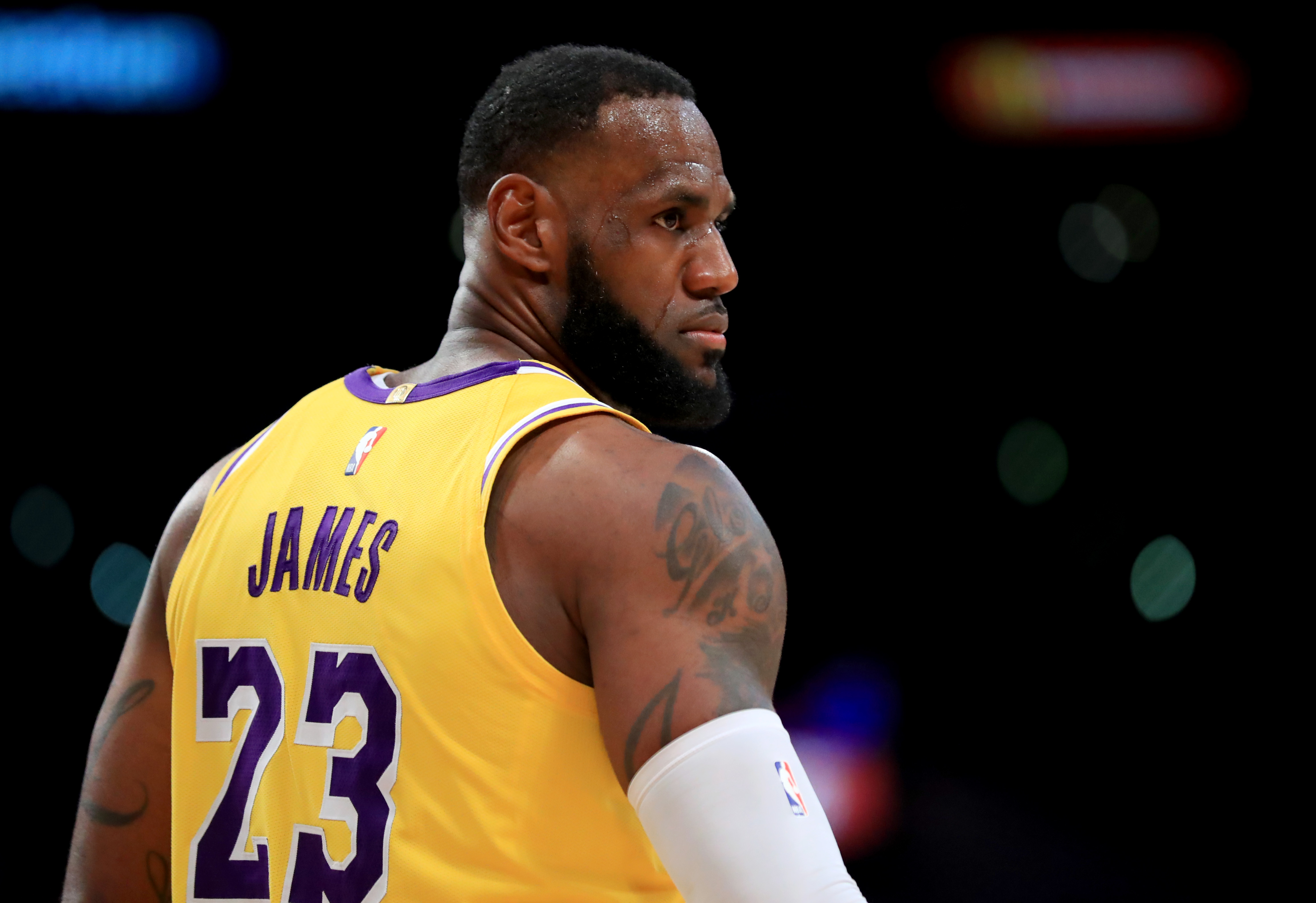 德转列防守型中场身价榜：凯塞多1亿欧居首，赫拉芬贝赫第二（德转防守型中场身价榜：凯塞多以1亿欧领跑，赫拉芬贝赫居次席）