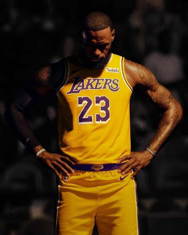 球星连续制造杀伤，把对手打崩（球星火力全开连番冲击，令对手崩盘）